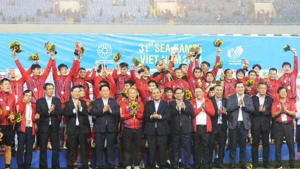  Chủ tịch nước Nguyễn Xuân Phúc, Thủ tướng Chính phủ Phạm Minh Chính, Chủ tịch Quốc hội Vương Đình Huệ, Thường trực Ban Bí thư Võ Văn Thưởng và các đại biểu chụp ảnh chung với Đội tuyển bóng đá U23 Việt Nam vừa giành Huy chương Vàng môn Bóng đá nam SEA Games 31 (Ảnh: KHIẾU MINH)  