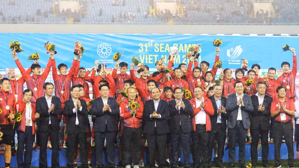  Chủ tịch nước Nguyễn Xuân Phúc, Thủ tướng Chính phủ Phạm Minh Chính, Chủ tịch Quốc hội Vương Đình Huệ, Thường trực Ban Bí thư Võ Văn Thưởng và các đại biểu chụp ảnh chung với Đội tuyển bóng đá U23 Việt Nam vừa giành Huy chương Vàng môn Bóng đá nam SEA Games 31 (Ảnh: KHIẾU MINH)  