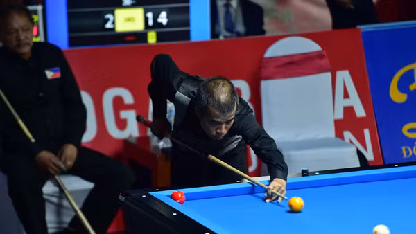 Trần Quyết Chiến trong trận đối đầu với huyền thoại Efren Reyes. (Ảnh: SƠN BÁCH)