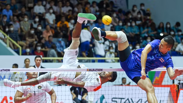 Chiều 17/5, khán giả tại nhà thi đấu Hoàng Mai (Hà Nội) đã được chứng kiến màn tranh tài sôi nổi, quyết liệt cùng những cú vít cầu trên lưới đẹp mắt tại nội dung cầu mây đội tuyển 3 người nam và nữ. (Ảnh: DUY LINH)