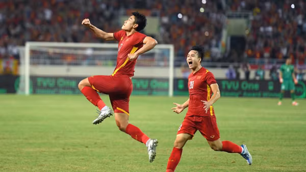 Tiền đạo Nhâm Mạnh Dũng trở thành người hùng với bàn thắng ở phút 83, giúp U23 Việt Nam bảo vệ thành công tấm Huy chương Vàng bóng đá nam SEA Games. (Ảnh: THÀNH ĐẠT)