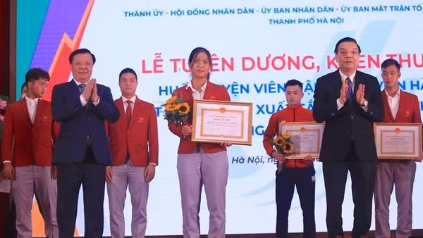 Lãnh đạo TP Hà Nội trao bằng khen cho các huấn luyện viên, vận động viên Hà Nội đạt thành tích cao tại SEA Games 31.