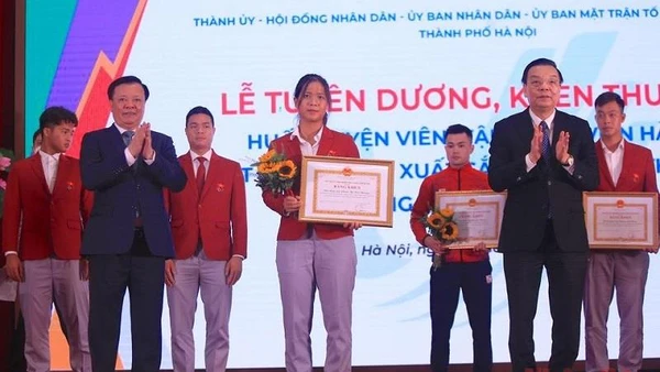 Lãnh đạo TP Hà Nội trao bằng khen cho các huấn luyện viên, vận động viên Hà Nội đạt thành tích cao tại SEA Games 31.