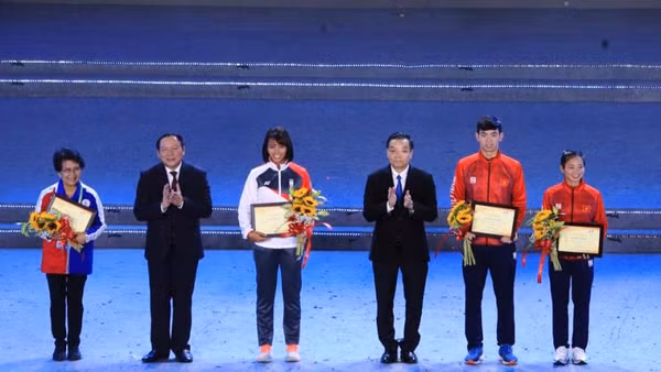 Lãnh đạo Bộ Văn hóa, Thể thao và Du lịch và lãnh đạo TP Hà Nội chúc mừng các vận động viên có thành tích xuất sắc tại SEA Games 31.