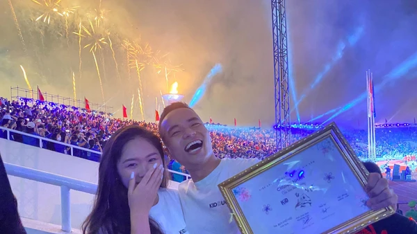 Niềm hạnh phúc sau màn cầu hôn độc đáo nhất mùa SEA Games 31. (Ảnh: MAI ANH)
