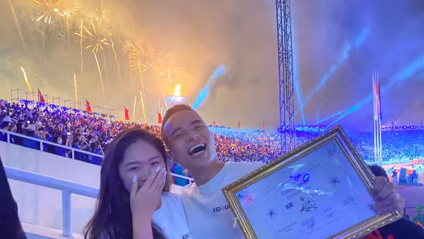 Niềm hạnh phúc sau màn cầu hôn độc đáo nhất mùa SEA Games 31. (Ảnh: MAI ANH)