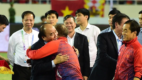 Chủ tịch nước Nguyễn Xuân Phúc chúc mừng và cảm ơn Huấn luyện viên Park Hang-seo. (Ảnh: TRẦN HẢI) 