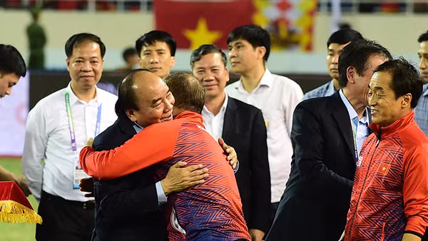 Chủ tịch nước Nguyễn Xuân Phúc chúc mừng và cảm ơn Huấn luyện viên Park Hang-seo. (Ảnh: TRẦN HẢI) 