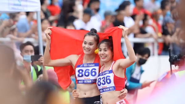 Ảnh đẹp SEA Games 31: Niềm hạnh phúc của 2 vận động viên điền kinh Nguyễn Thị Hiền và Quách Thị Lan