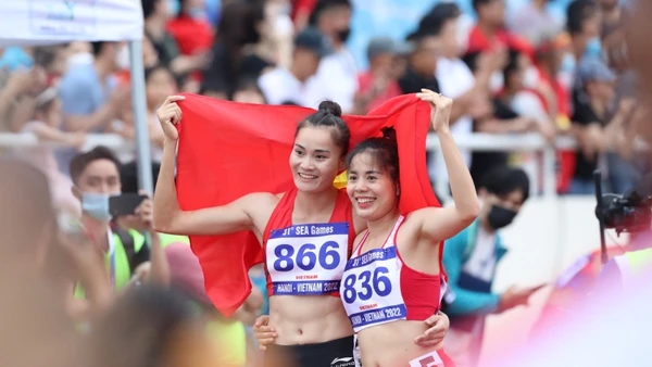 Ảnh đẹp SEA Games 31: Niềm hạnh phúc của 2 vận động viên điền kinh Nguyễn Thị Hiền và Quách Thị Lan