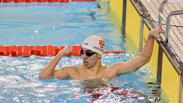Huy Hoàng tiếp tục là đầu tàu, khi mở hàng huy chương và phá kỷ lục SEA Games ở nội dung 400m tự do nam. (Ảnh: Trần Hải)
