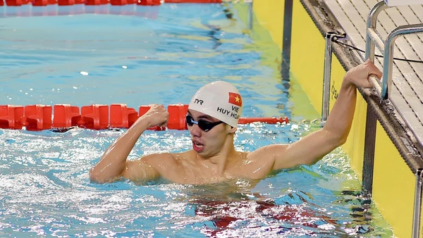 Huy Hoàng tiếp tục là đầu tàu, khi mở hàng huy chương và phá kỷ lục SEA Games ở nội dung 400m tự do nam. (Ảnh: Trần Hải)