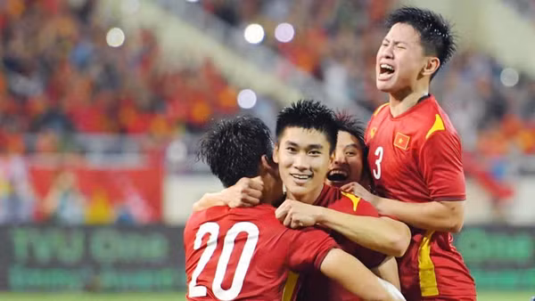 Nhâm Mạnh Dũng ăn mừng bàn thắng ở phút 83 trong vòng tay đồng đội. (Ảnh: THÀNH ĐẠT)