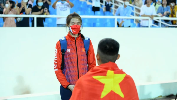 Màn cầu hôn siêu lãng mạn ngay trên sân vận động Quốc gia Mỹ Đình. (Ảnh: THÀNH ĐẠT)