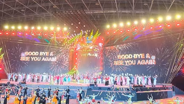 Quang cảnh Lễ bế mạc SEA Games 31. (Ảnh: KHIẾU MINH)