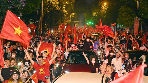 Người dân Thủ đô Hà Nội mừng chiến thắng của Đội tuyển bóng đá nam U23 Việt Nam. (Ảnh ĐĂNG KHOA)