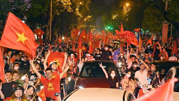 Người dân Thủ đô Hà Nội mừng chiến thắng của Đội tuyển bóng đá nam U23 Việt Nam. (Ảnh ĐĂNG KHOA)