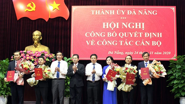 Lãnh đạo Thành ủy Đà Nẵng tặng hoa chúc mừng các đồng chí được phân công nhiệm vụ mới.