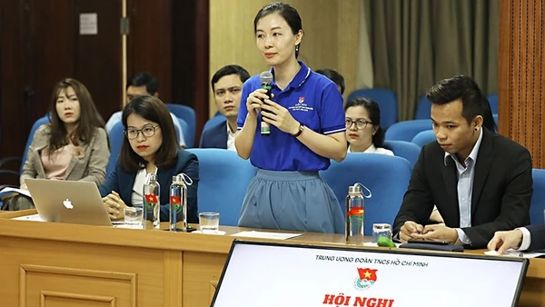 Các đại biểu trí thức trẻ trong và ngoài nước thảo luận tại hội nghị.