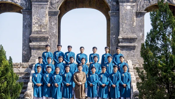 Thành phố Huế đang thử nghiệm để các cán bộ nam của ngành văn hóa mặc áo dài đi làm vào ngày thứ hai hằng tuần.