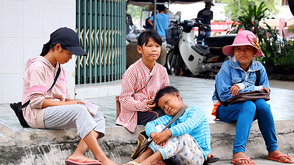 Tình trạng trẻ em phải thực hiện nhiều hình thức lao động không phù hợp lứa tuổi hiện vẫn xảy ra ở nhiều nơi. Ảnh: Thanh Nga