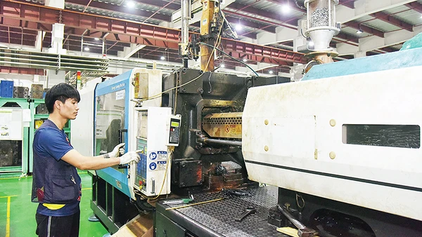 Công nhân Công ty TNHH điện tử CAIS VINA Khu công nghiệp Nam Cầu Kiền, huyện Thủy Nguyên (TP Hải Phòng) trong ca sản xuất. 