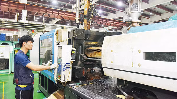 Công nhân Công ty TNHH điện tử CAIS VINA Khu công nghiệp Nam Cầu Kiền, huyện Thủy Nguyên (TP Hải Phòng) trong ca sản xuất. 