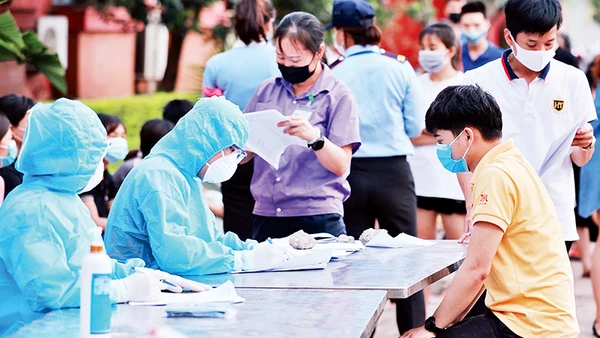 Lực lượng y tế xét nghiệm cho người dân thôn Bầu, xã Kim Chung, Đông Anh (Hà Nội). Ảnh | Nguyễn Hải