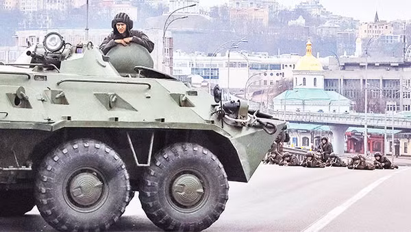 Lực lượng phòng vệ quốc gia Ukraine tại trung tâm Kiev ngày 25/2/2022. Ảnh: REUTERS