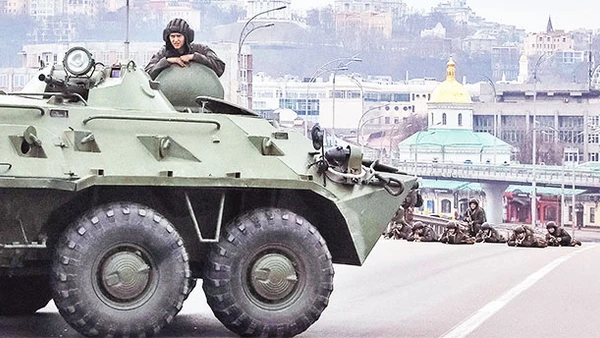 Lực lượng phòng vệ quốc gia Ukraine tại trung tâm Kiev ngày 25/2/2022. Ảnh: REUTERS