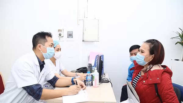 Thạc sĩ, bác sĩ Trần Đình Văn, Khoa Phẫu thuật Thần kinh 1 khám cho người bệnh.