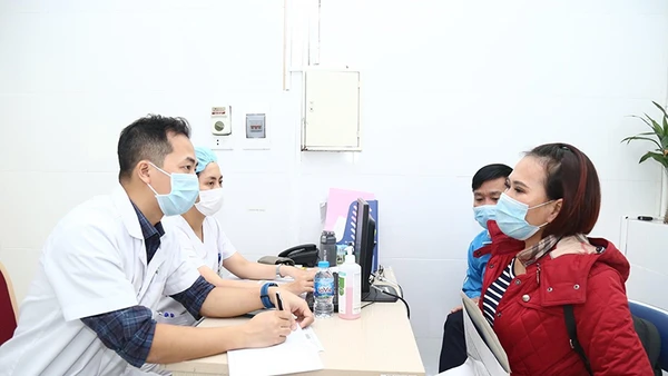 Thạc sĩ, bác sĩ Trần Đình Văn, Khoa Phẫu thuật Thần kinh 1 khám cho người bệnh.