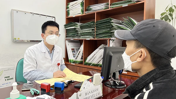 Thạc sĩ, bác sĩ Trần Minh Tuấn khám cho người bệnh sau ghép tạng.