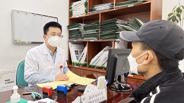 Thạc sĩ, bác sĩ Trần Minh Tuấn khám cho người bệnh sau ghép tạng.