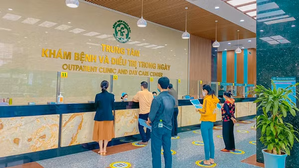 Bệnh nhân đi khám hậu Covid-19 tại Bệnh viện Bạch Mai.