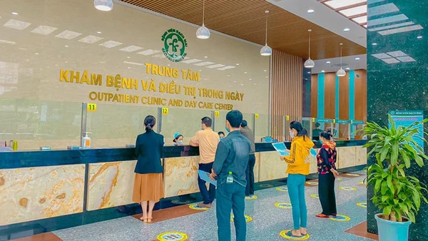 Bệnh nhân đi khám hậu Covid-19 tại Bệnh viện Bạch Mai.