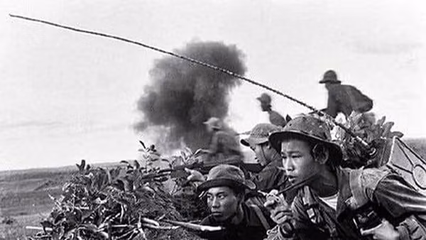 Đỗ Đức Thắng (bên phải) và Hồ Văn Quang trong trận tiến công Đồi Đá, cao điểm 544 Phu Lơ, xã Cam Tuyền, Cam Lộ, Quảng Trị, tháng 4-1970. Ảnh: ĐOÀN CÔNG TÍNH 