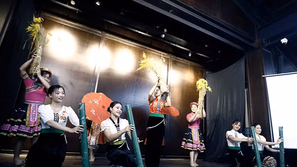 Ðiệu múa Vui hội mùa lúa được các sinh viên người Thái và người H’Mông cùng trình diễn.