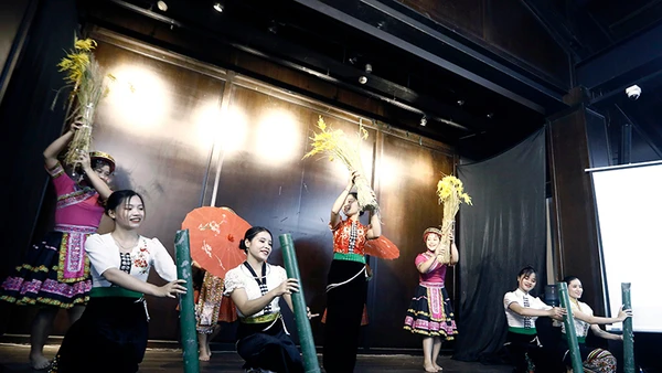 Ðiệu múa Vui hội mùa lúa được các sinh viên người Thái và người H’Mông cùng trình diễn.