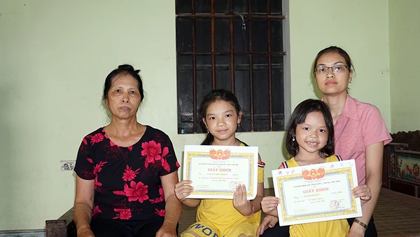 Bà mẹ Việt Nam Anh hùng Bùi Thị Sửu (bên trái) cùng con dâu và cháu nội.