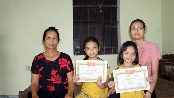 Bà mẹ Việt Nam Anh hùng Bùi Thị Sửu (bên trái) cùng con dâu và cháu nội.