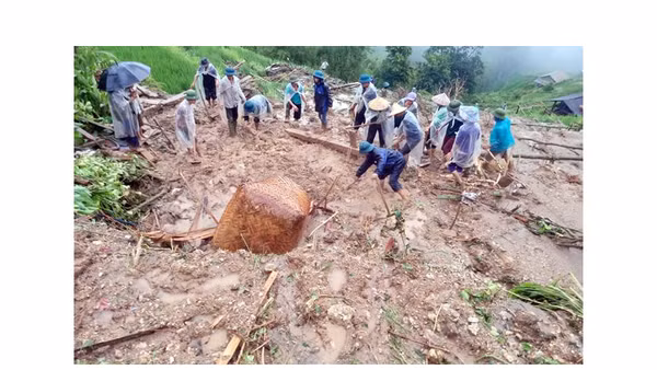 Người dân và lực lượng chức năng xã Bản Nhùng, huyện Hoàng Su Phì tham gia cứu hộ vụ sạt lở đất. Ảnh: Mạc Mẫn