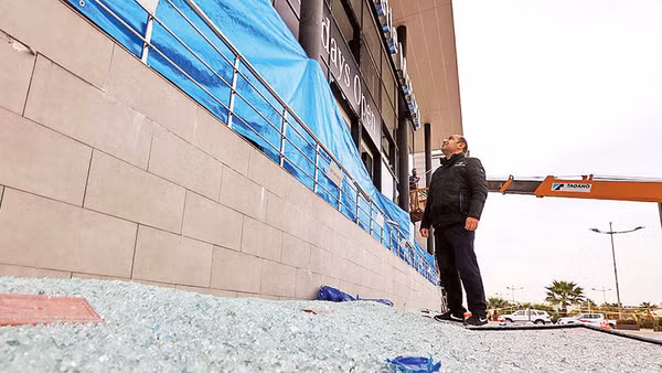 Một tòa nhà thiệt hại sau vụ bắn tên lửa vào Irbil Iraq ngày 16-2. Ảnh | AFP