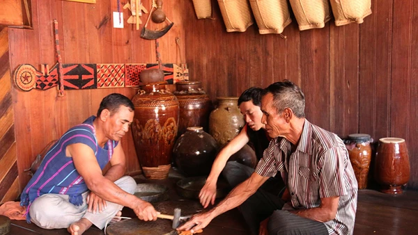 Già làng - nghệ nhân chỉnh chiêng người dân tộc Mạ.