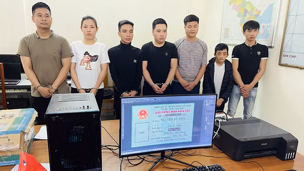 Các đối tượng làm giả giấy tờ cá nhân của người khác để vay tiền, chiếm đoạt tài sản của công ty tài chính bị Công an TP Thanh Hóa bắt giữ. Ảnh: Công an tỉnh Thanh Hóa 