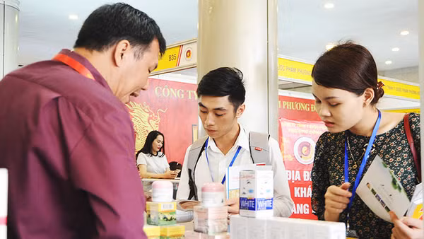 Cần thận trọng khi mua và sử dụng thực phẩm chức năng. Ảnh: NAM ANH