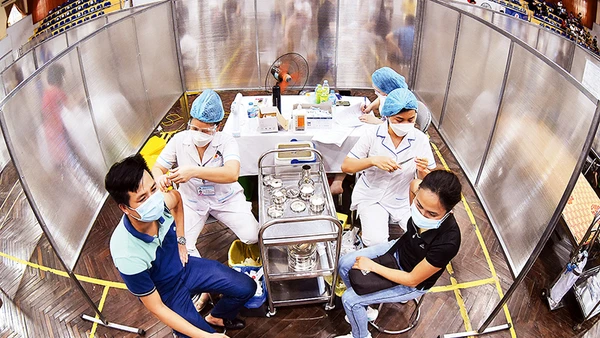 Tiêm vaccine phòng Covid-19 cho người dân quận Ðống Ða (Hà Nội). Ảnh | Đức Anh