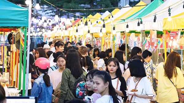 Chợ đêm Helio thu hút nhiều du khách trẻ tham quan, mua sắm.