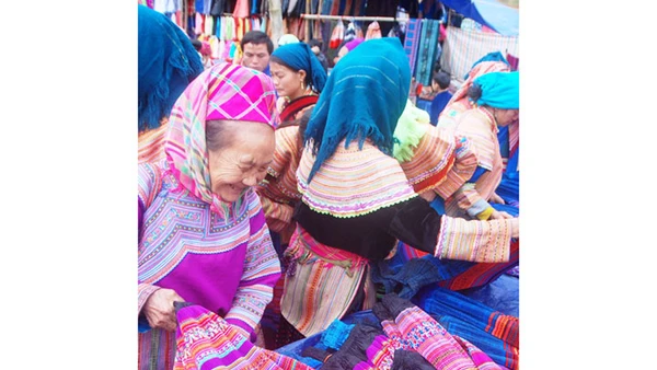 Bán thổ cẩm ở chợ Si Ma Cai. Ảnh: TUẤN LỢI