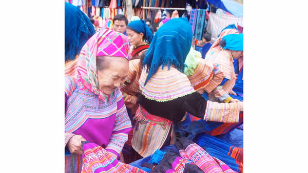 Bán thổ cẩm ở chợ Si Ma Cai. Ảnh: TUẤN LỢI